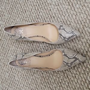 Beautiful Vince Camuto Snakeskin pumps